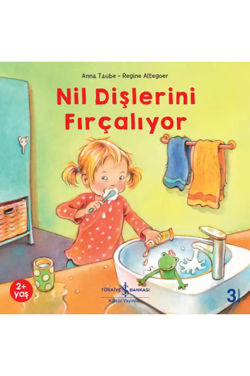 Nil Dişlerini Fırçalıyor